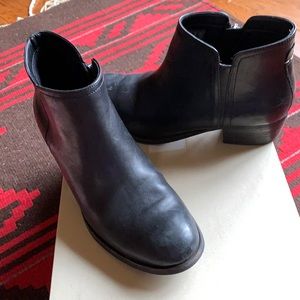 Clarks “Maypearl Ramie” black leather boots